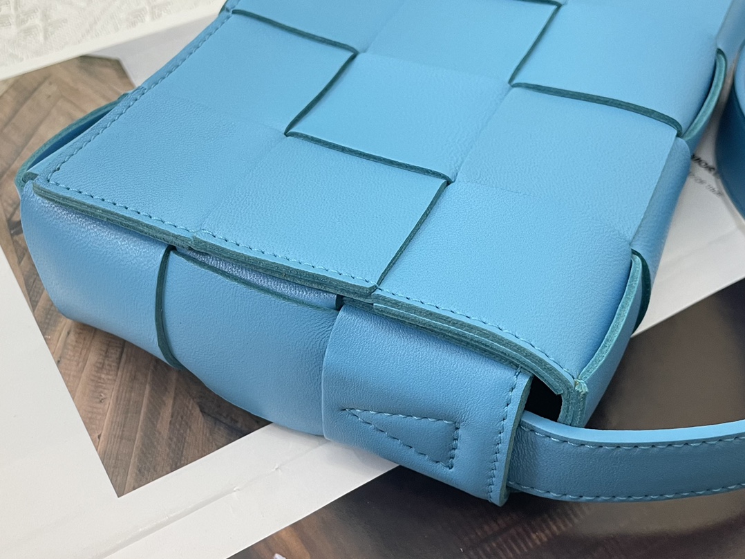 Cassette Intreccio Leather Cross-body Bag Blue